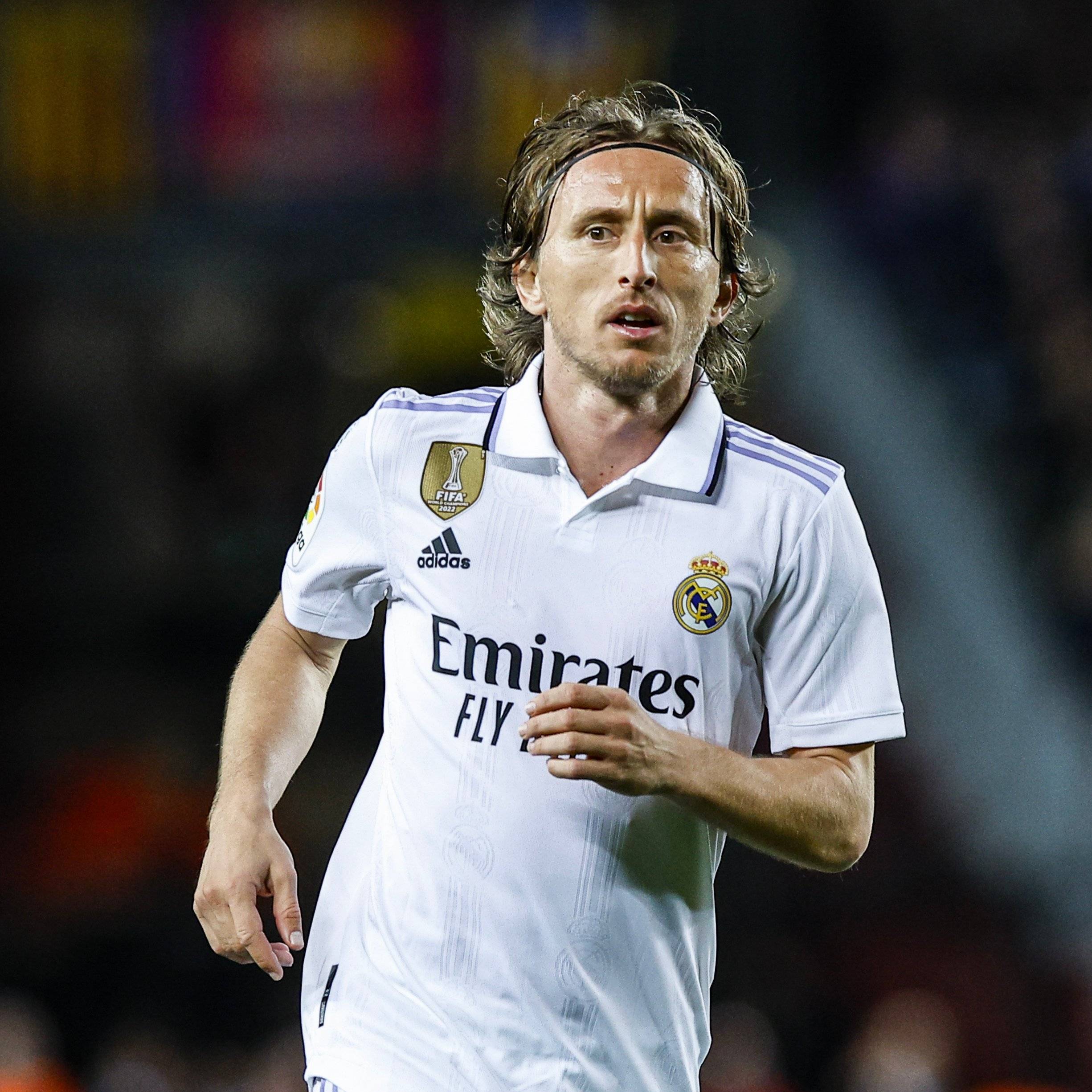 足协杯赛前举办垫场赛，张凌峰等四名成年球员对阵五十名小球员