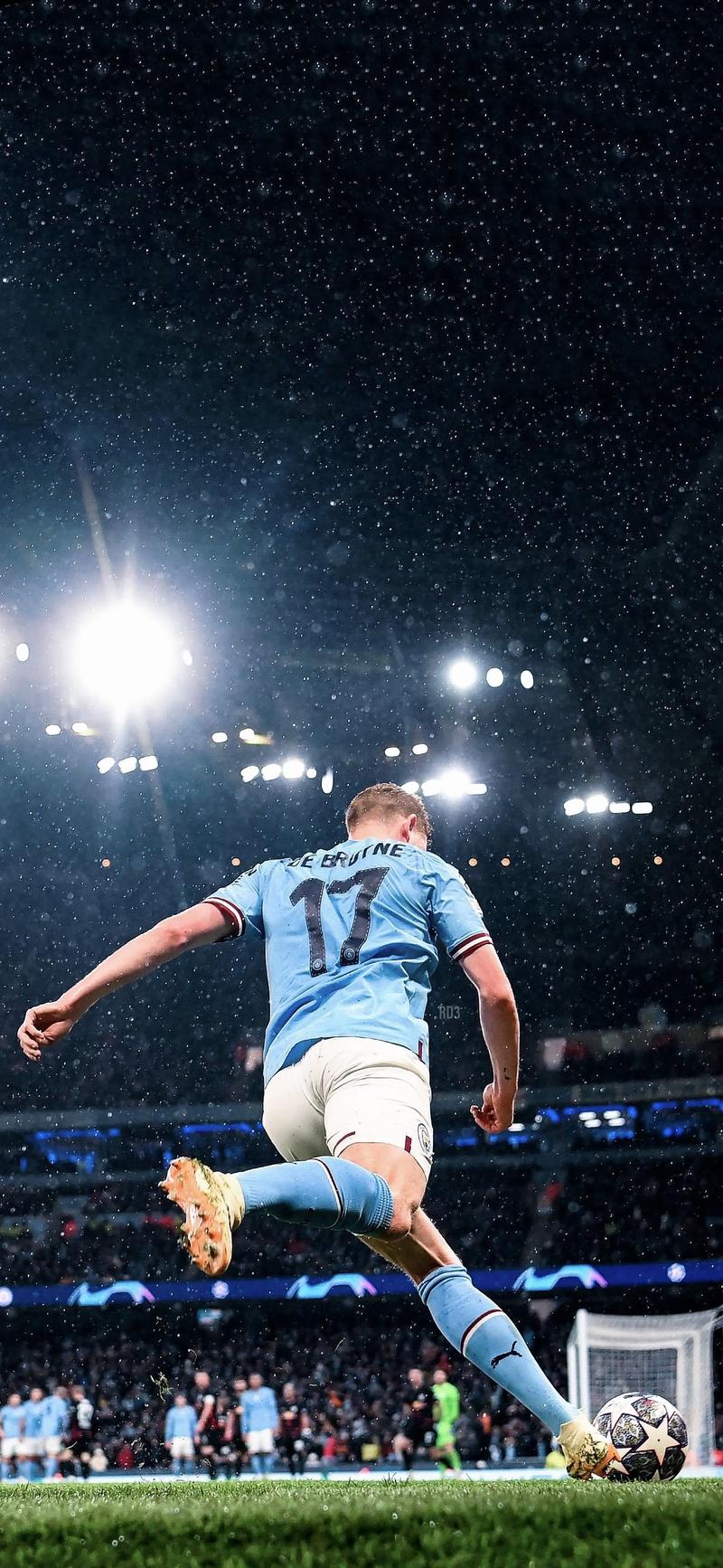 埃杜在高铁站被围满，合同今年到期，他说明年也希望在深圳